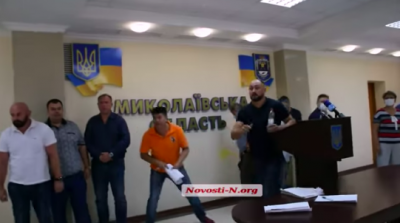 У Миколаєві депутатів від ОПЗЖ закидали яйцями У Миколаєві депутатів від ОПЗЖ закидали яйцями