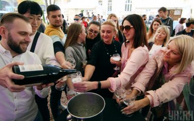 Пити до дна: вчені знайшли нову корисну властивість червоного вина