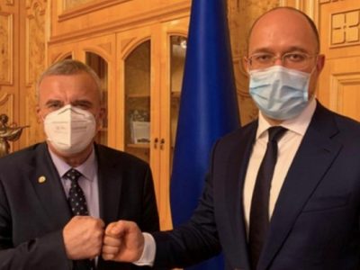 Віце-президент НАН України академік Анатолій Загородній (ліворуч) та прем’єр-міністр України Денис Шмигаль Віце-президент НАН України академік Анатолій Загородній (ліворуч) та прем’єр-міністр України Денис Шмигаль