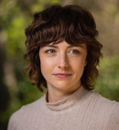 Кудлата коротка стрижка шеггі у стилі 70-х повернулася в моду на осінь-зиму: фото