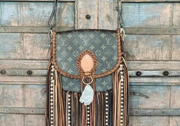 У моду на осінь 2020 повернулися ефектні сумки зі 70-х: фото