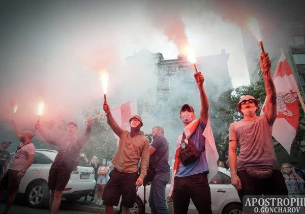 "Затримували людей за яйця": у Києві під посольством Білорусі палили фаєри