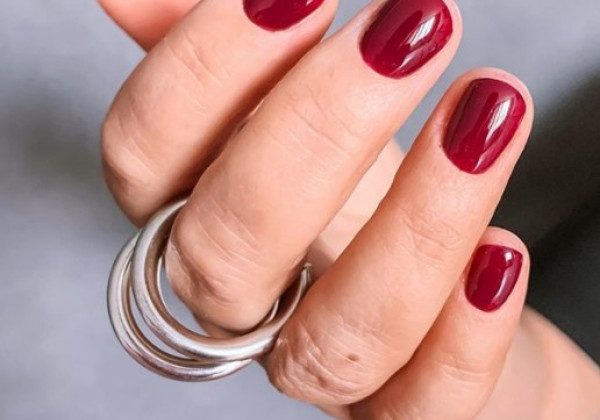 Актуальний манікюр на 1 вересня: манікюр на короткі нігті та френч - фото