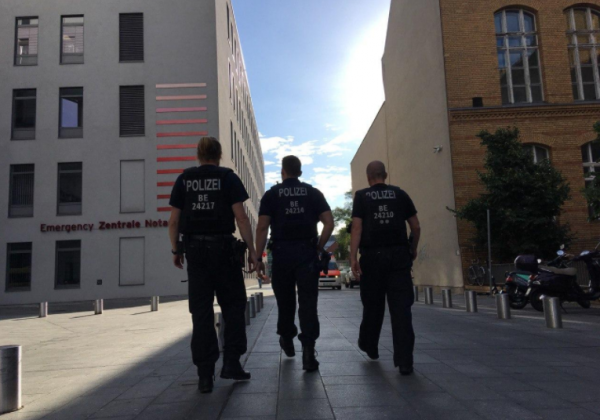 Оприлюднені фото охорони клініки Шаріте, де лежить Навальний