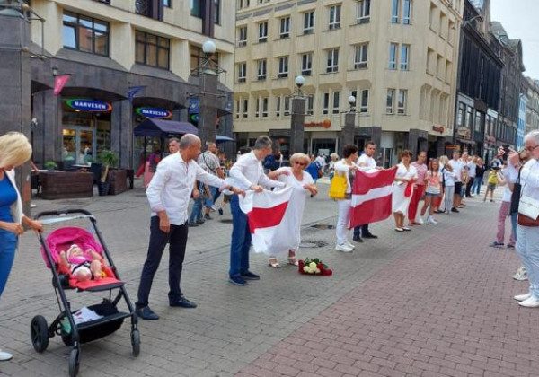 У Прибалтиці люди вишикувалися в живий ланцюг до кордону з Білоруссю