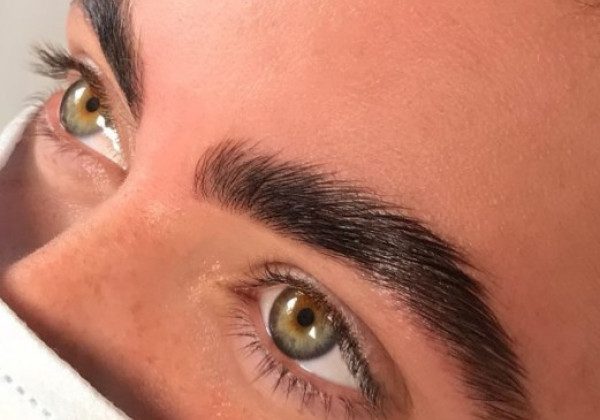 Плекаючи кожну волосину: наймодніші брови на осінь-зиму 2020-2021 - фото