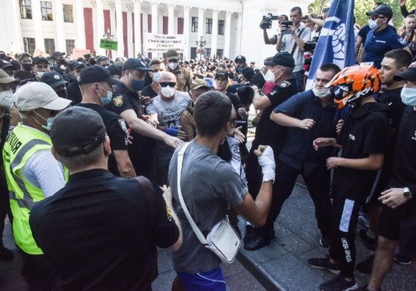 Сутички на ЛГБТ-марші в Одесі: є затримані і поранені