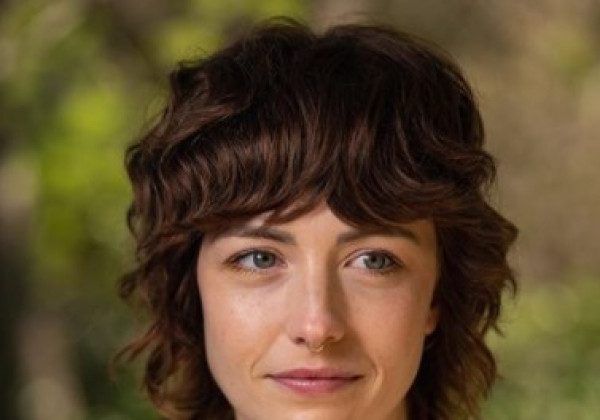 Кудлата коротка стрижка шеггі у стилі 70-х повернулася в моду на осінь-зиму: фото