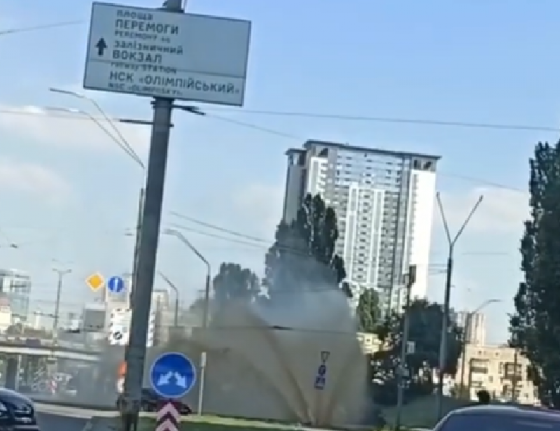 "Потихоньку приходит п*здец": в Киеве на проспекте Победы появился "гейзер"