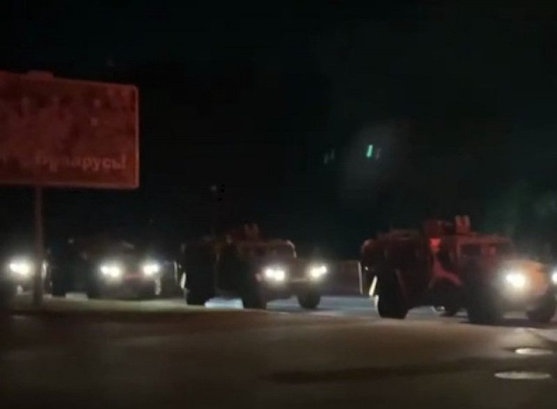 До Мінська звезли військову техніку