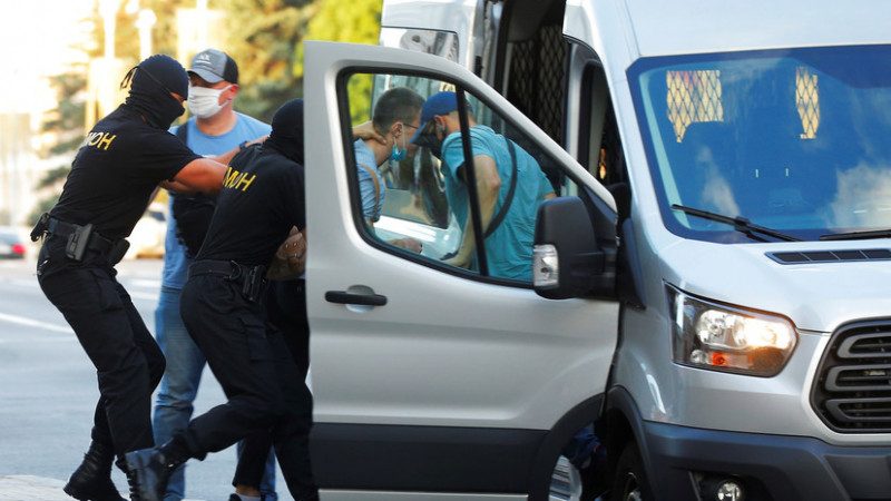 Автозак в'їхав у натовп: в Мінську проти протестуючих застосували сльозогінний газ