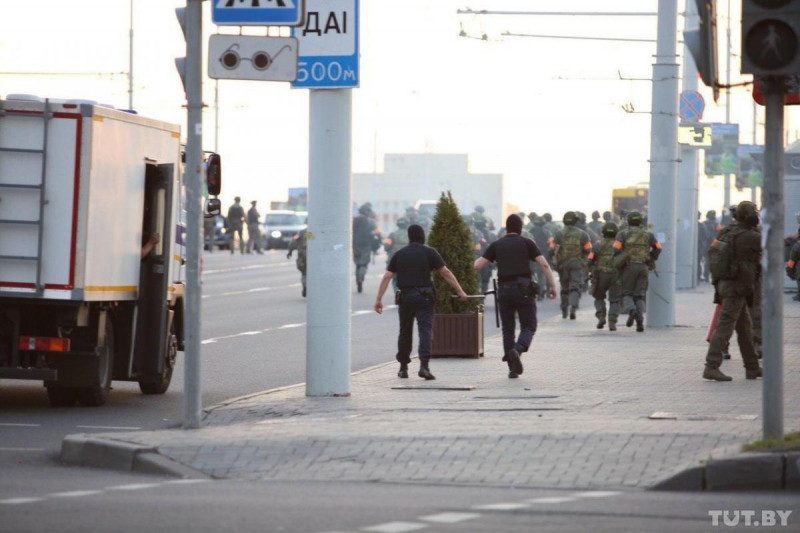 Протесты в Минске накаляются: баррикадам противостоят внутренние войска