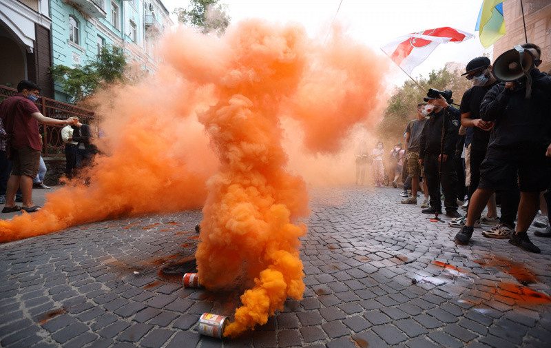 "Жыве Беларусь": в Киеве под посольством жгут файеры