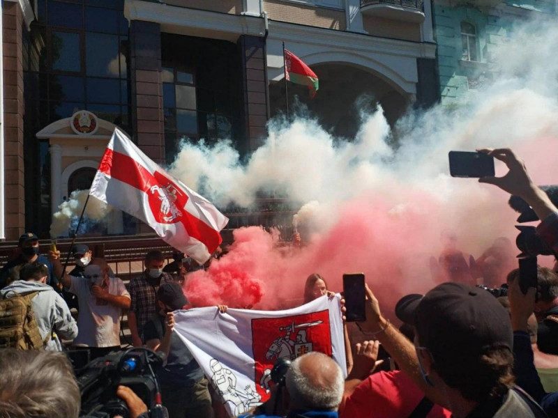 "Стоп поліцейському терору": у Києві біля посольства Білорусі палили файєри