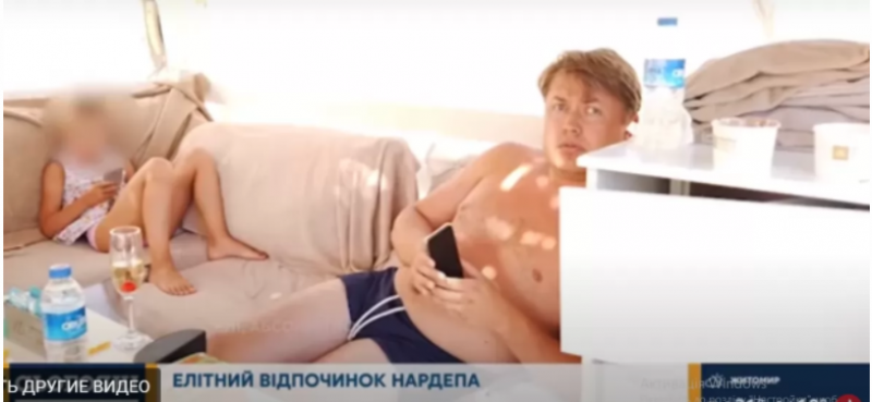 Розлючений "слуга народу" накинувся на журналістку під час відпочинку в Туреччині