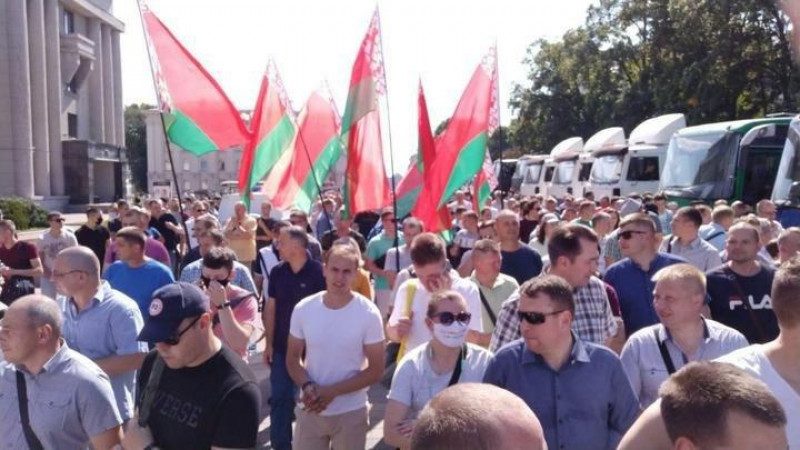 "За Батьку": тисячі людей звезли до Мінська на "антимайдан" Лукашенка