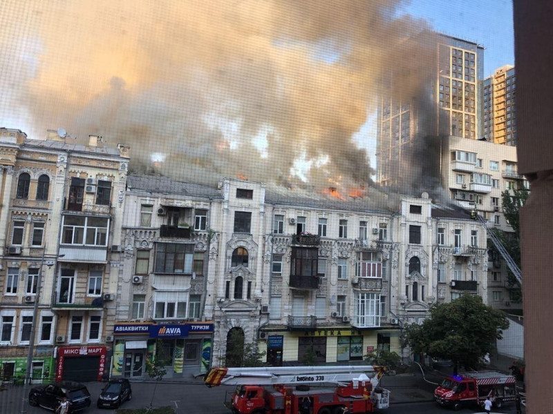 У Києві сталася масштабна пожежа в багатоповерхівці