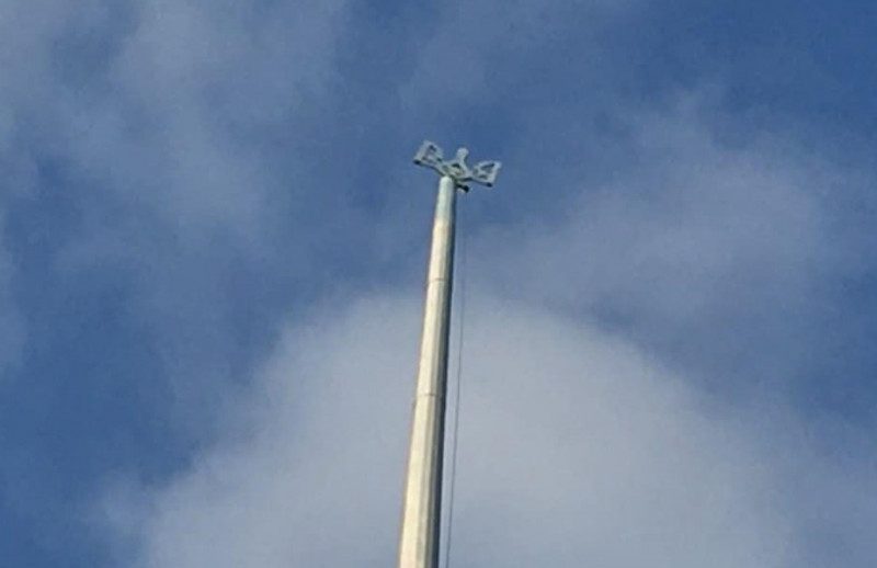 На новому флагштоку у Києві встановили кривий герб