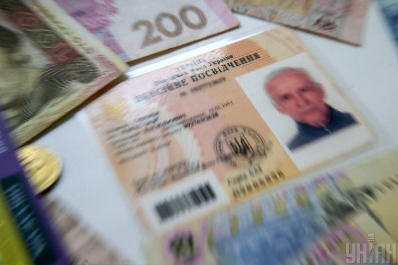 Пенсії в Україні: кому з українців скоро підвищать виплати