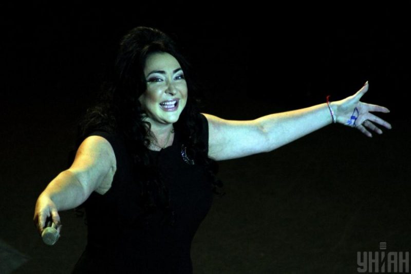 "Боже, что за кровавый след?!": Лолита удивила россиян новой выходкой