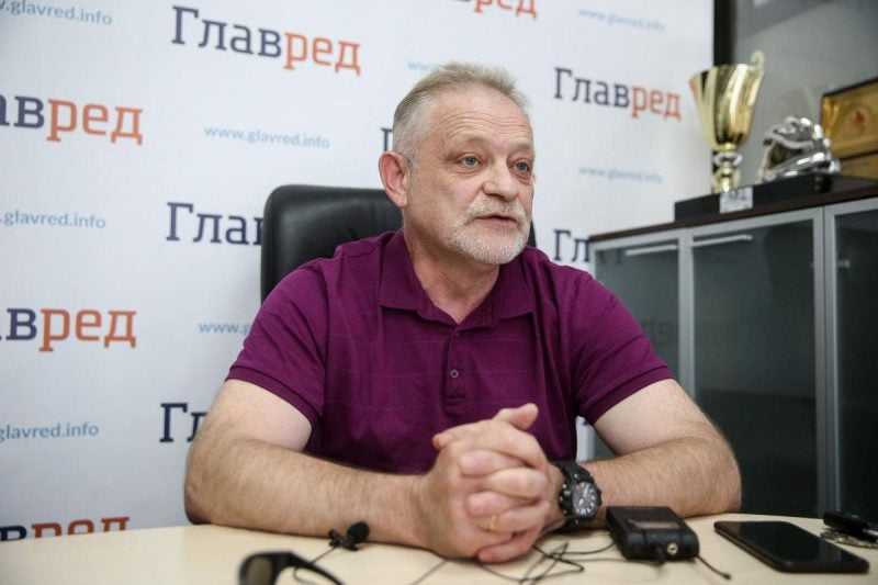 "Спроба перефарбувати собаку у вовка": політолог спрогнозував ризики відмови від кирилиці в Україні