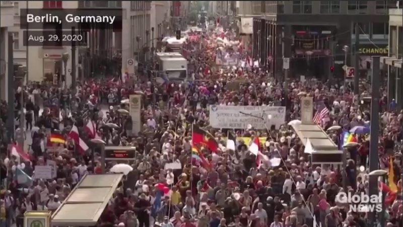 В Берлине на антикарантинном митинге задержали 300 человек возле посольства РФ