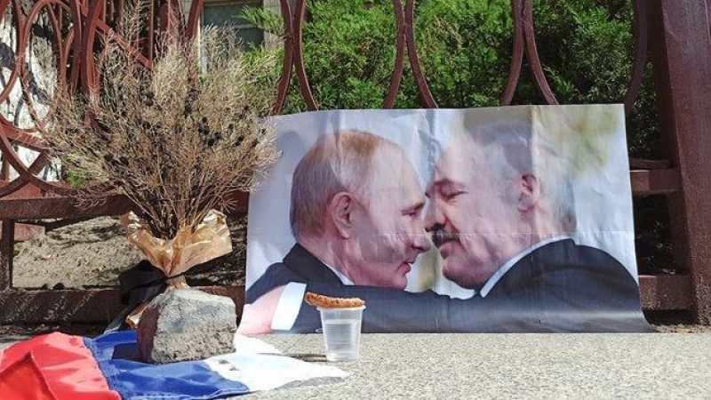Путин и Лукашенко в огне: у посольства Беларуси отметили "день рождения диктатора"
