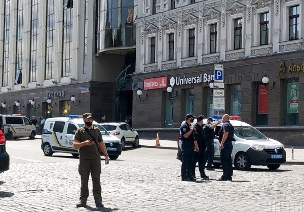 В Киеве мужчина захватил отделение банка, а потом его задержали В Киеве мужчина захватил отделение банка, а потом его задержали