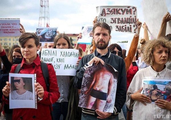 Жертвы силовиков показали, как их избивали силовики в Минске Жертвы силовиков показали, как их избивали силовики в Минске