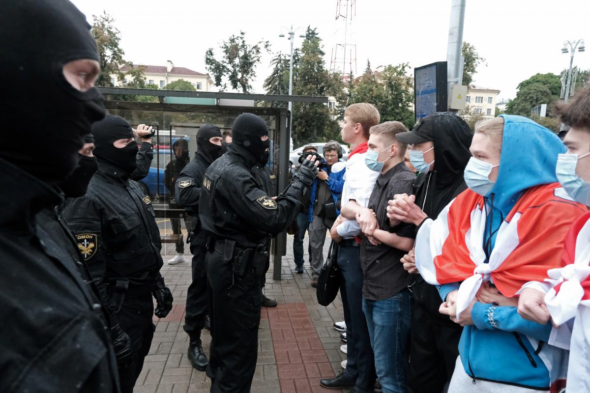 В Минске обозленные силовики начали паковать студентов в автозаки