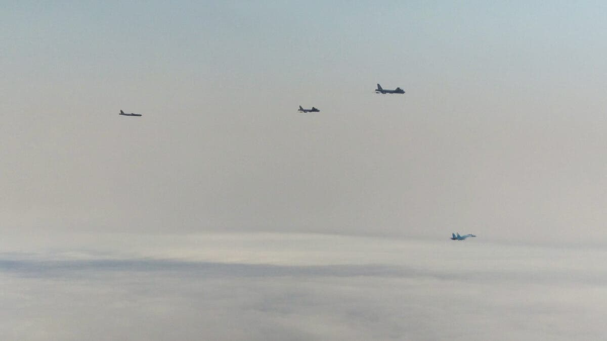 Американські бомбардувальники в небі України Американські бомбардувальники в небі України