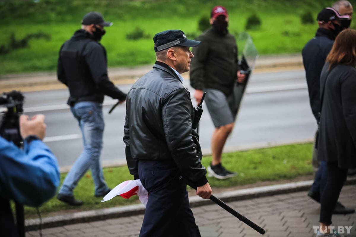 В Минске титушки Лукашенко с дубинками жестко задерживали людей