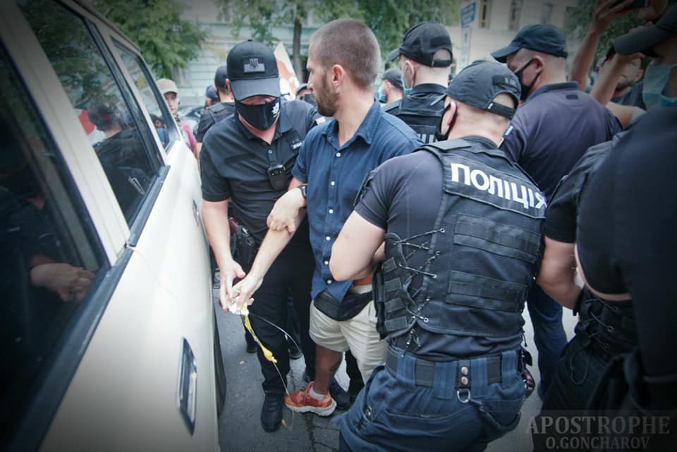 У Мінську силовики пов'язали жінок на акції на підтримку Колесникової