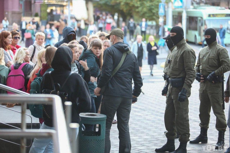 У Мінську силовики пов'язали жінок на акції на підтримку Колесникової