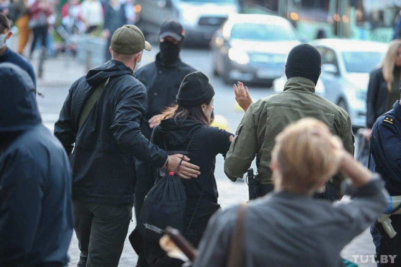 У Мінську силовики пов'язали жінок на акції на підтримку Колесникової