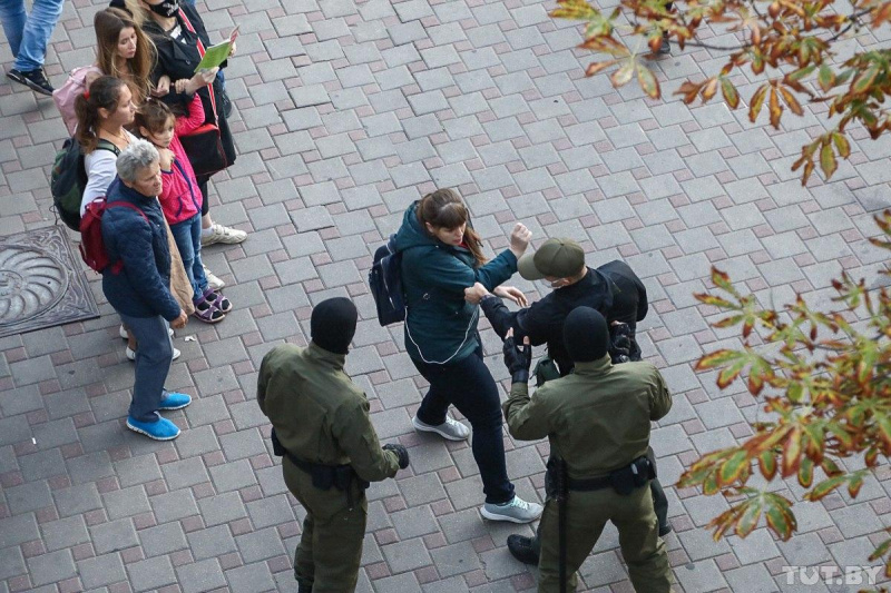 У Мінську силовики пов'язали жінок на акції на підтримку Колесникової