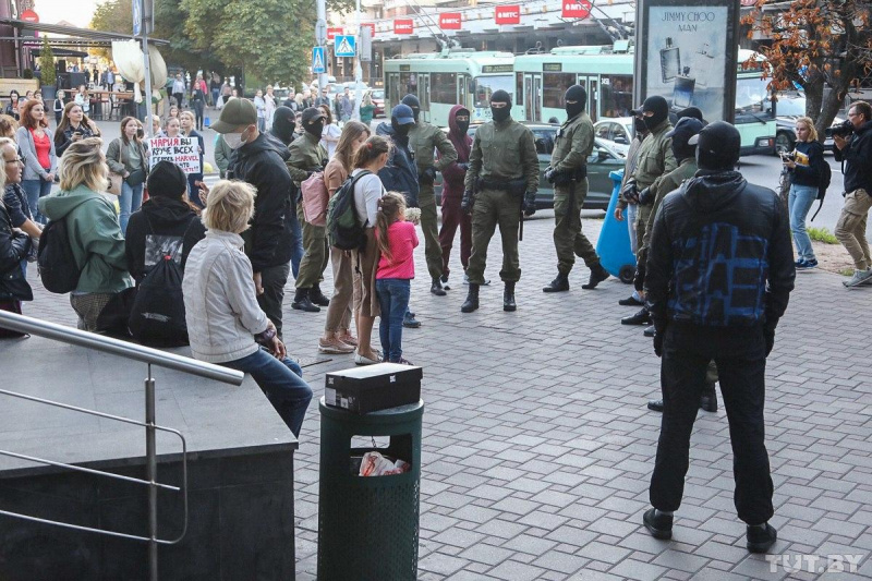 У Мінську силовики пов'язали жінок на акції на підтримку Колесникової
