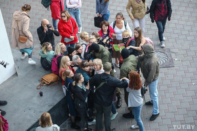 У Мінську силовики пов'язали жінок на акції на підтримку Колесникової