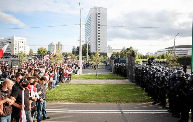 В Минске более 400 задержанных, силовики открыли стрельбу