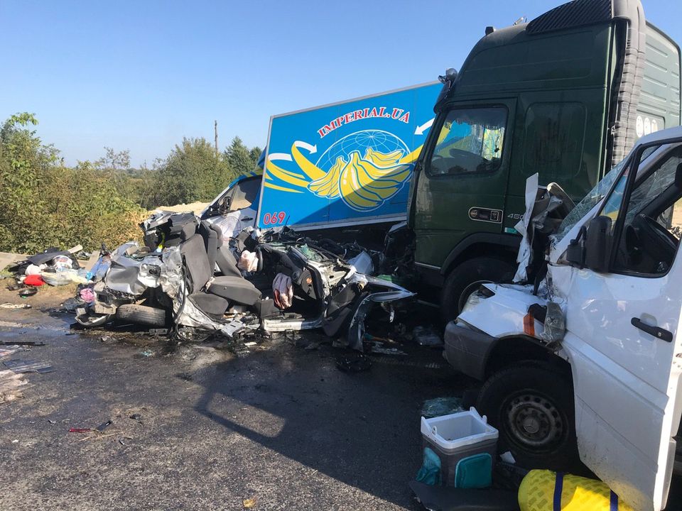 На трассе Киев-Чоп шесть автомобилей превратились в месиво после ДТП