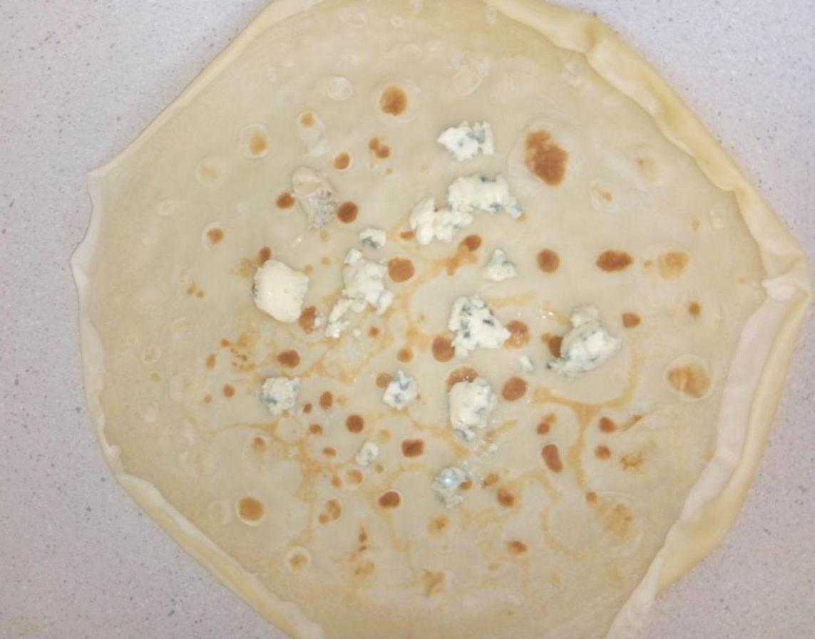 Блинчики можно приготовить с сыром дорблю