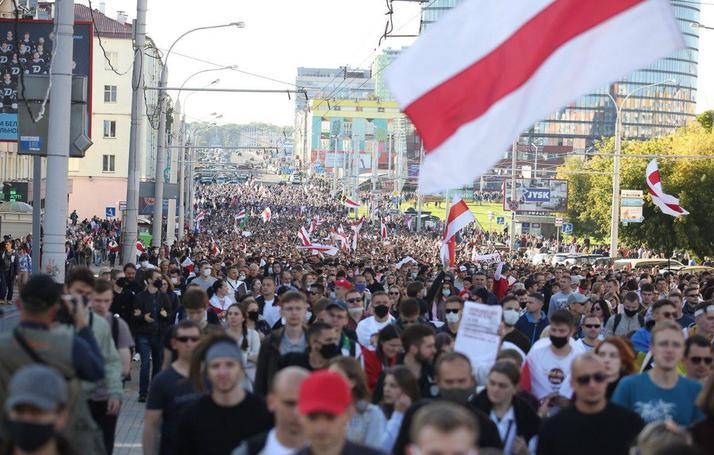 "Диктатор сдохнет!": в Минске начались задержания и разгон акций протеста