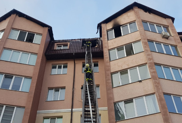 Під Києвом горів багатоквартирний будинок, вигоріло багато квартир, дізналися журналісти Під Києвом горів багатоквартирний будинок, вигоріло багато квартир, дізналися журналісти