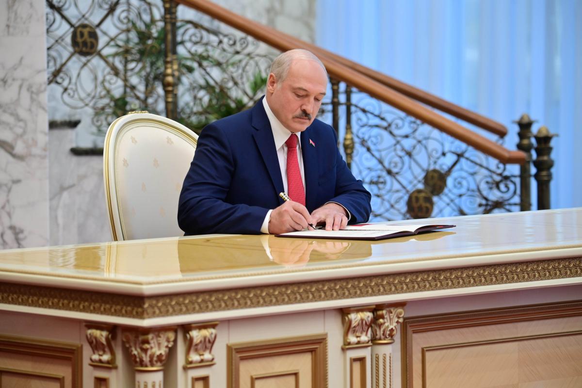 Сотня чиновников режима Лукашенко: страны Балтии ввели новые санкции против Минска