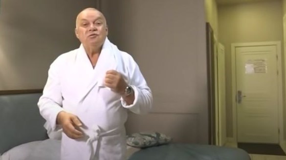 В халате и побритый - Киселев поиздевался в номере Навального над его отравлением