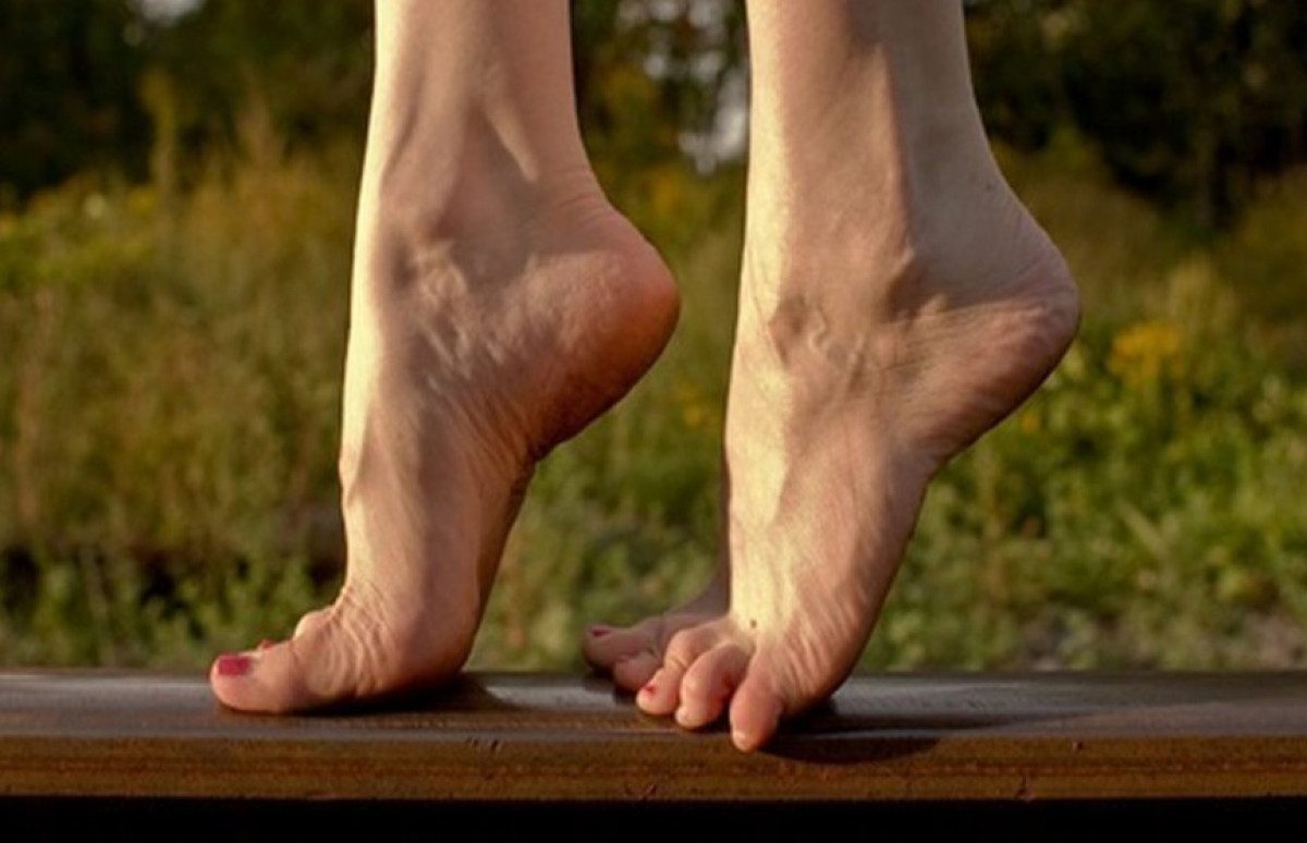 Пятками можно ходить. Ноги на цыпочках. Ступни в носочках. Красивые пятки. Босые ноги.