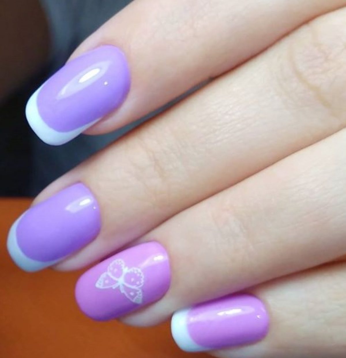 Ногти с фиолетовыми смайлами