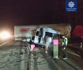 ДТП произошло на 47 километре автодороги М-03 Киев – Харьков – Довжанский / facebook.com/kyivregionpatrolpolice ДТП произошло на 47 километре автодороги М-03 Киев – Харьков – Довжанский / facebook.com/kyivregionpatrolpolice