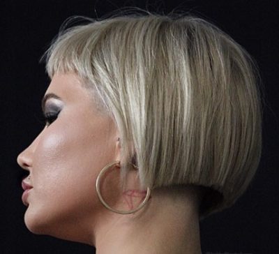 Наймодніші жіночі короткі стрижки з чубчиком на осінь 2020 - фото