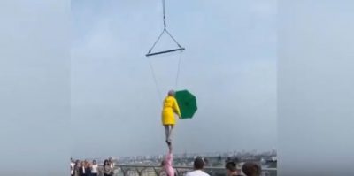 "Мері Поппінс, не повертайся": в Мережі висміяли Верещук за політ в плащі і з парасолькою